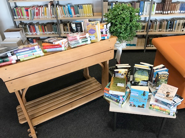 Bücherberg in einer Schulbibliothek