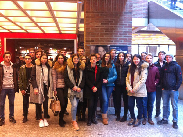 Schülergruppe vor einem Theater
