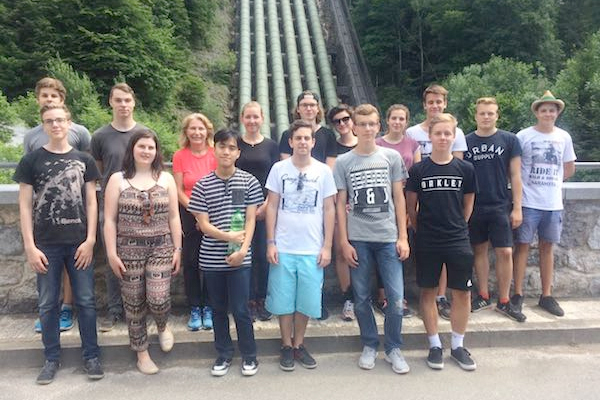 Schulgruppe vor einem Wasserkraftwerk