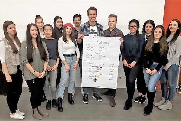 Schüler mit Plakat