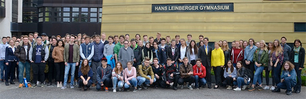 Gruppenfoto vor dem Eingang des Leinberger Gymnasiums