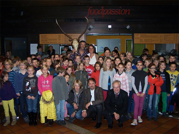große Schülergruppe mit Lehrern