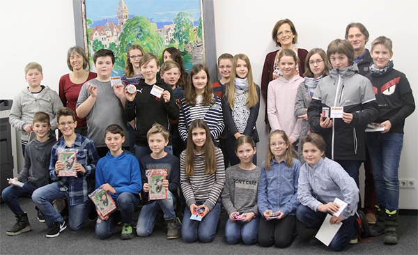 Schülergruppe mit Geschenken aus einem Adventskalender