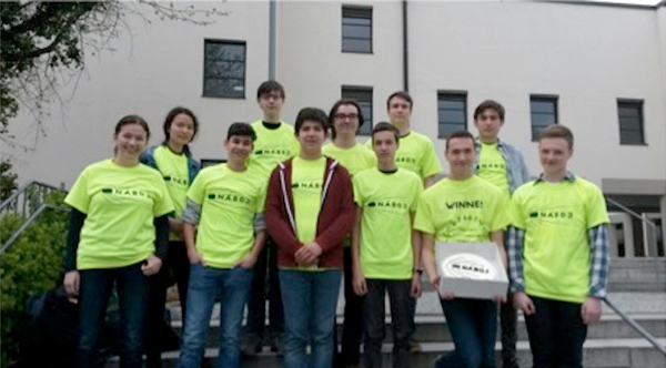 Schülergruppe mit neonfarbenen Shirts