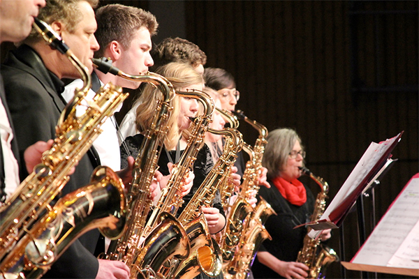 Schüler mit Saxophonen