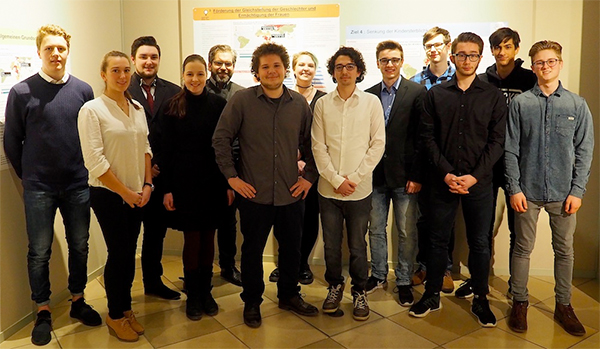Schülergruppe vor einer Ausstellung