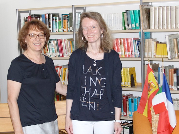 Zwei Frauen vor einem Bücherregal