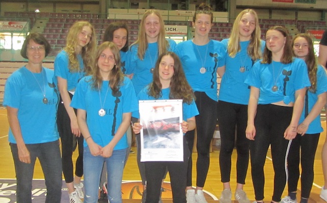 Sportlehrerin Karin Räpple mit den erfolgreichen Schülerinnen (v.l.): Antonia Müller, Veronika Trasko, Julia Schmid, Hannah Köhnke, Katharina Klink, Antonia Schwab, Lena Köhnke, Angelika Leiger, Anna Karl
