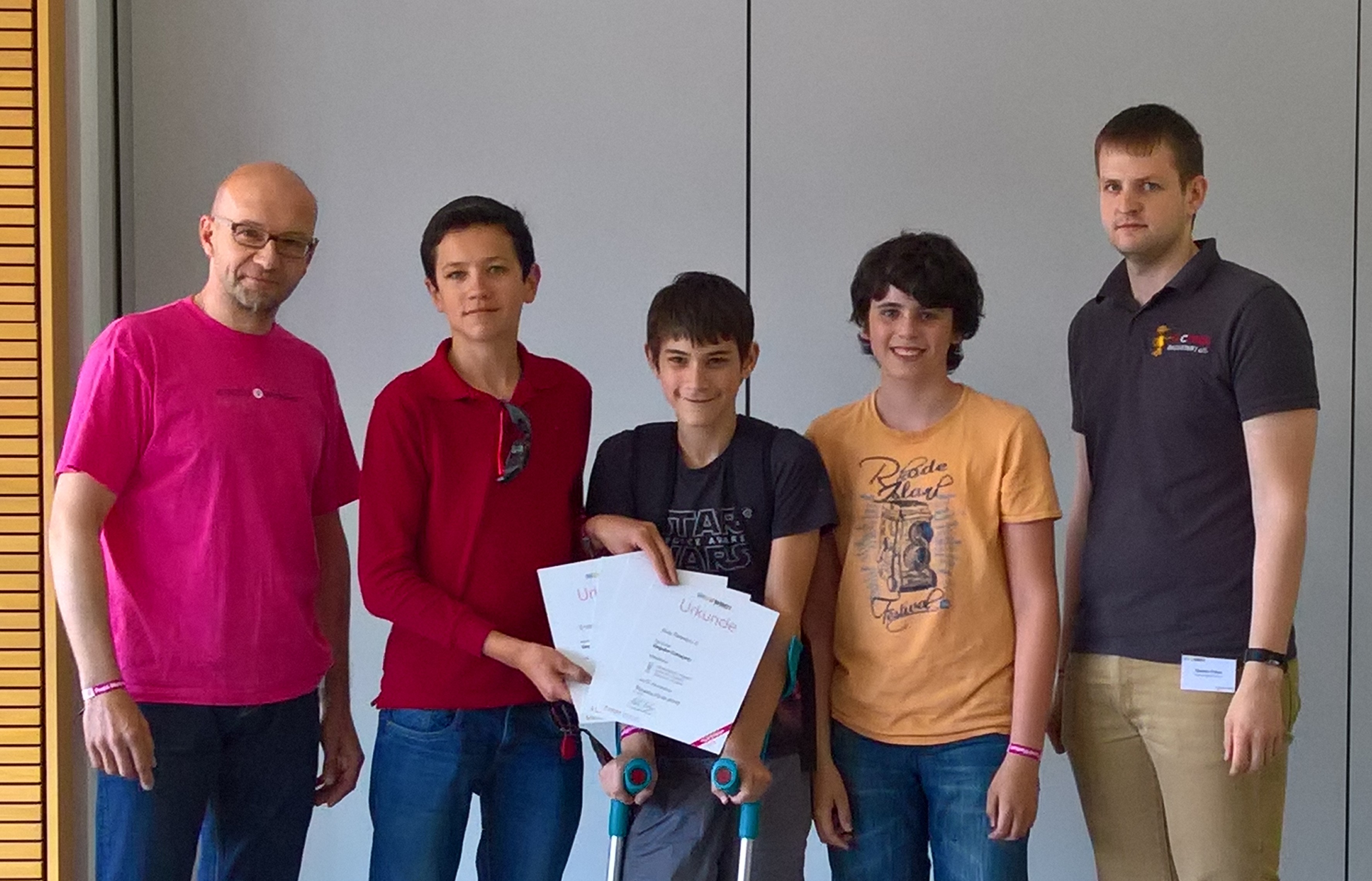 Tom Jacobza (9D), Ernesto Nettinger (7B) und Samuel Matzberger (8B) bei der Preisverleihung durch die Veranstalter Wissenswerkstatt-Passau und Technik begeistert e.V.