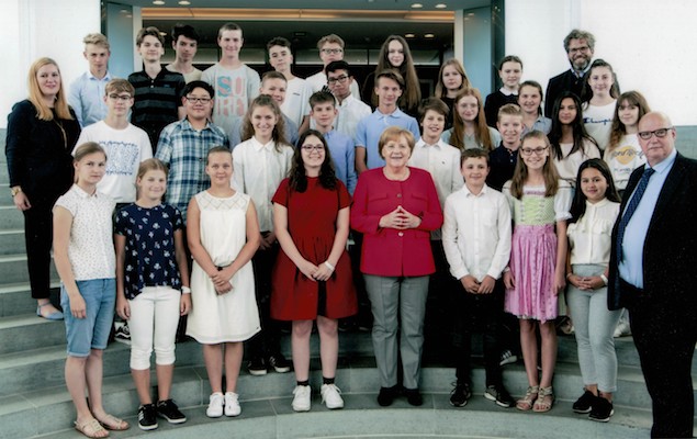 Die Gewinnerklasse mit Bundeskanzlerin Frau Dr. Merkel, dem Leiter des Schülerwettbewerbs zur Politischen Bildung Hans-Georg Lambertz (rechts außen) und den betreuenden Lehrkräften, Frau Anna-Lena Ammer und Herr Simon Hölzl