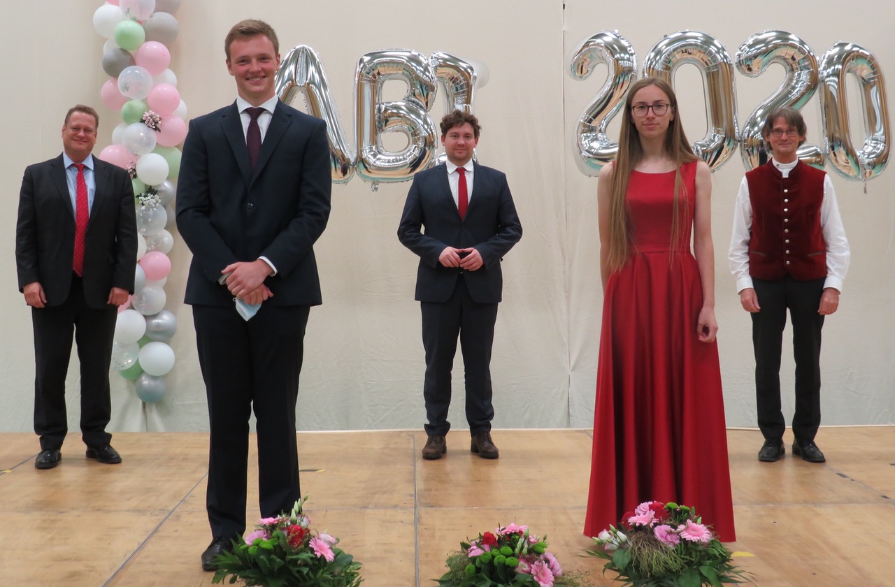 Erste Reihe (von links): Stefan Eder (Abiturrede), Nora Schmid (Beste Abiturientin des HLG) Zweite Reihe (von links): Oberstufenkoordinator Wolfgang Kaiser, 2. Bürgermeister Dr. Thomas Haslinger, Schulleiter Peter Renoth