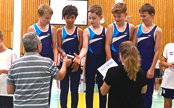 Stolze Gewinner - Übergabe der Preise und Urkunden durch Kampfrichter Georg Hofer und Stadtobfrau Gerätturnen für den Schulsport Monika Naumann