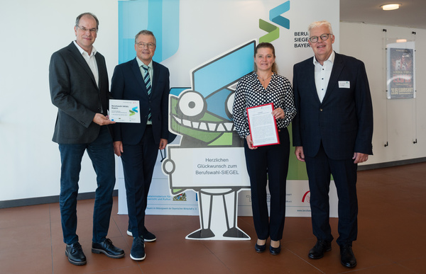 von links: Schulleiter Uli Kosterhon, Ministerialbeauftragter Peter Brendel, Koordinatorin für berufliche Orientierung Monika Naumann und Michael Mötter, stv. Geschäftsführung des Bldungswerks der bayerischen Wirtschaft        