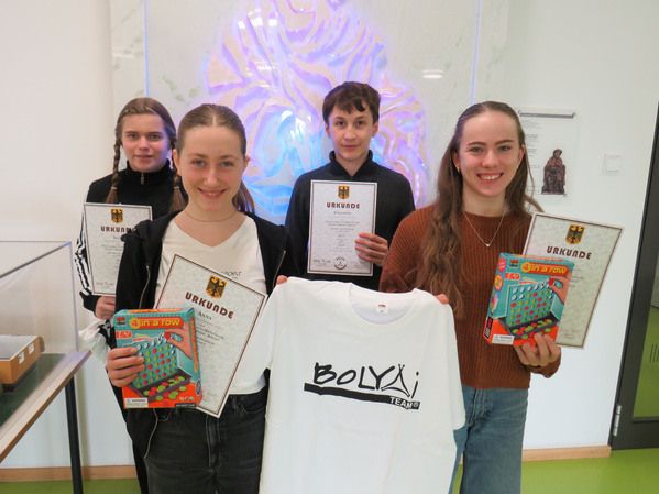 Das erfolgreiche Team aus Jahrgangsstufe 9 (v.l.): Julia Plutz, Anna Grötzinger, Jonathan Eckstein, Johanna Schreiner