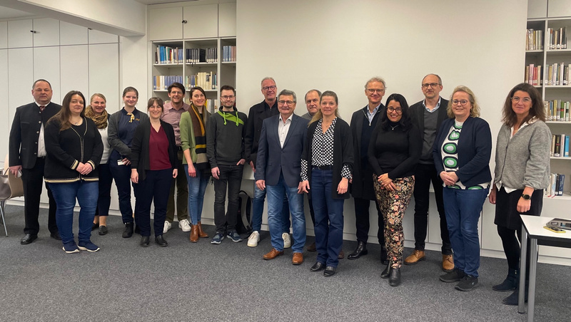 Das Foto zeigt die Referentinnen und Referenten zusammen mit Frau Weber (1.v.re), Frau Dr. Szegner-Horváth (4.v.re), Herrn Hofer (8.v.re) und Frau Naumann (6.v.re).