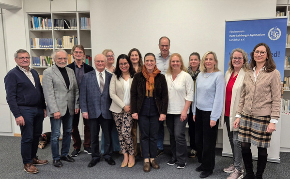 Mit einer neu gewählten Vorstandschaft um 1. Vorsitzende Dr. Szilvia Szegner-Horváth (6.v.l.) und die neue 2. Vorsitzende Barbara Zinkl-Funk (8.v.l.) geht der Förderverein des HLG in die nächsten beiden Jahre. 