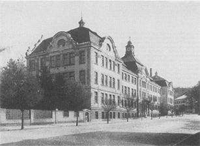 Fassade einer alten Schule um 1900